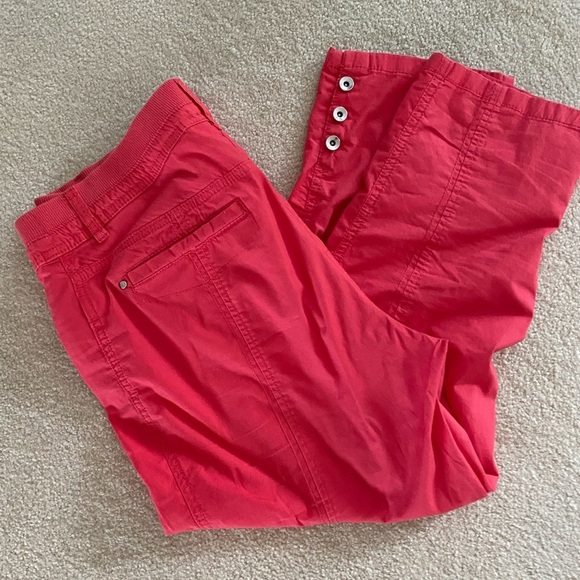 Chico’s red cotton capris size 1 , two front two back pockets - Picture 3 of 4